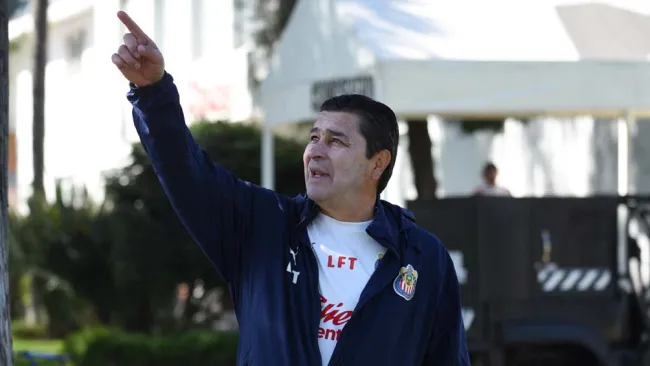 Luis Fernando, durante un entrenamiento de Chivas