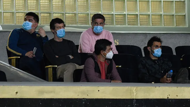 Míchel y su cuerpo técnico observan el encuentro