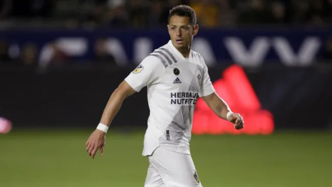 Chicharito durante un duelo con el Galaxy en MLS 