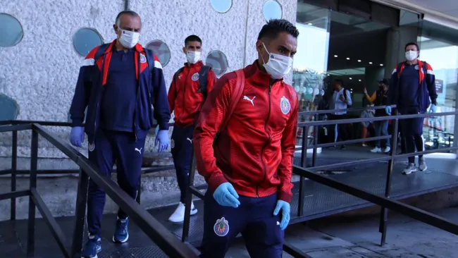 Gallo Vázquez y otros jugadores llegando a la CDMX 