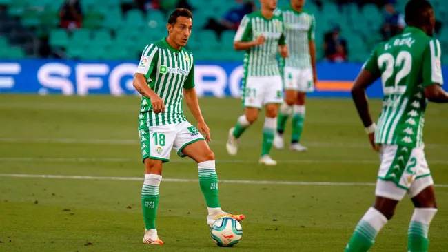 Andrés Guardado: Fuera de convocatoria del Betis vs Alavés por lesión