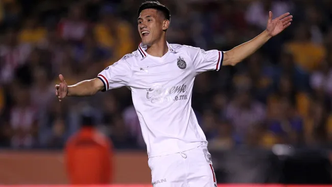 Antuna, durante un juego de Chivas