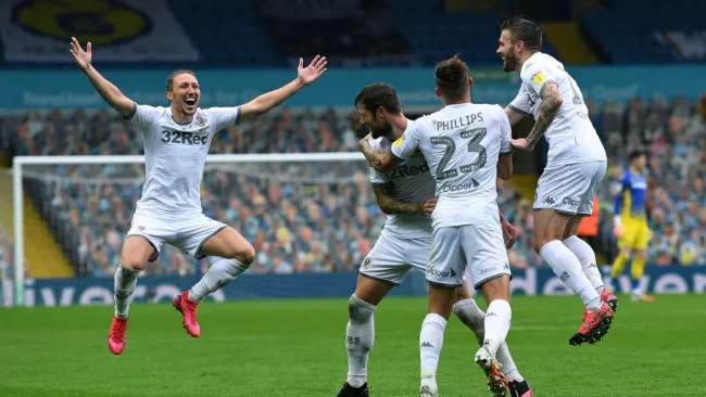 Jugadores del Leeds United celebran un gol