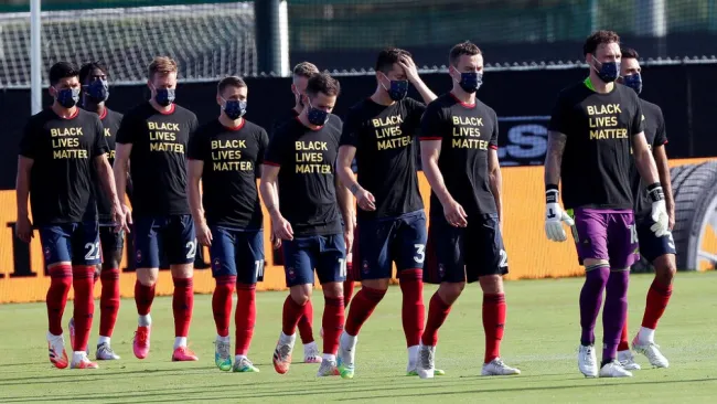 Jugadores del Chicago Fire con cubrebocas