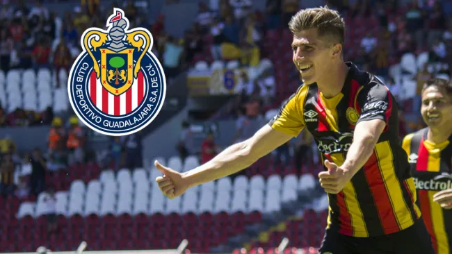 Adrián Villalobos festeja gol con Leones Negros 