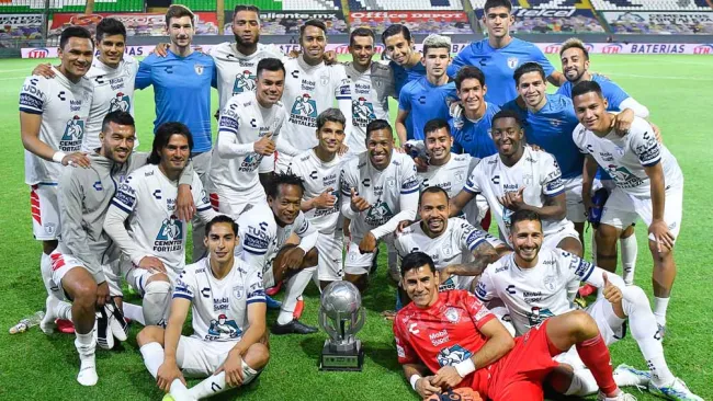 Jugadores de Pachuca festejan el campeonato