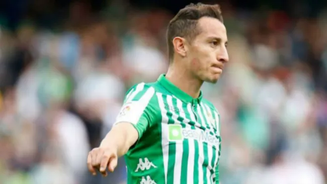 Andrés Guardado durante un juego con el Betis