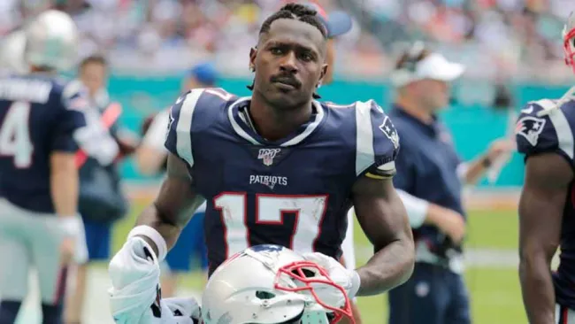 Antonio Brown, durante un duelo con los Patrios