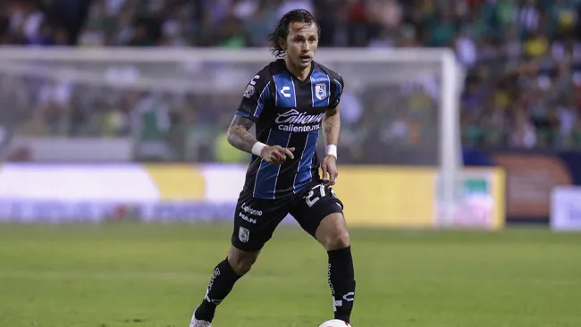 Omar Arellano en partido con Gallos Blancos 