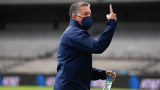 Chivas: Ricardo Peláez aclaró que no insultó al árbitro durante reclamo