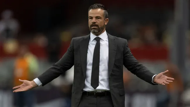 Rafa Puente durante un duelo del Atlas en Liga MX 