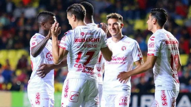 Jugadores de Xolos celebrando una anotación