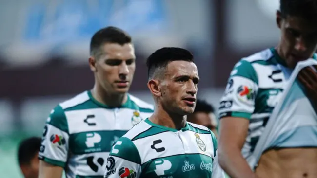 Jugadores de Santos, durante juego ante Necaxa