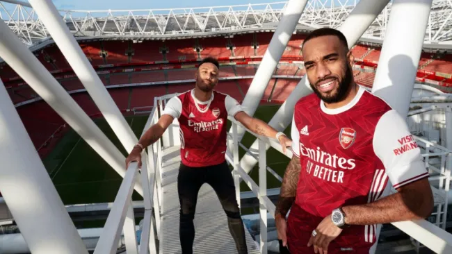 Lacazette y Aubameyang con el nuevo jersey del Arsenal