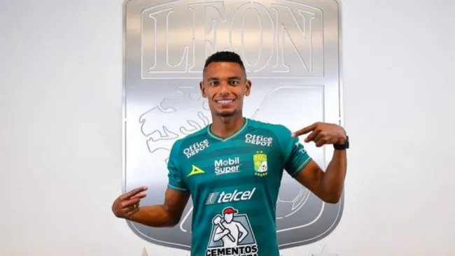 William Tesillo posando con la nueva playera esmaralda