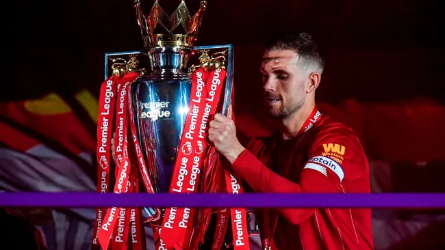 Jordan Henderson recibe el título de la Premier League 