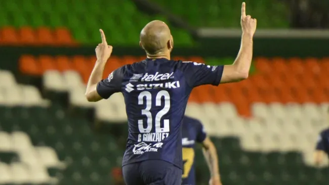 Carlos González celebra un gol con Pumas