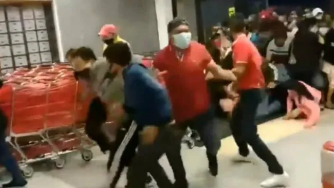 VIDEO: Pese a Coronavirus, compradores entraron a empujones a un supermercado