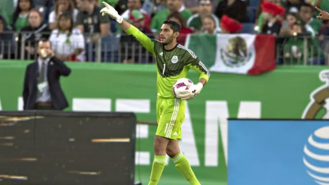 José de Jesús Corona en acción con el Tri