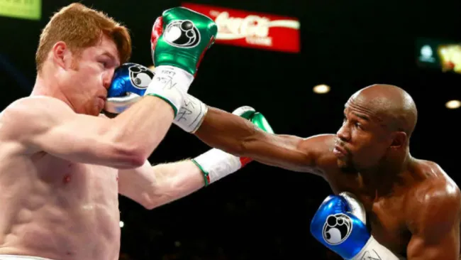 Floyd impacta al mexicano con un fuerte golpe 