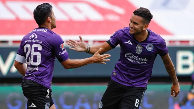 Jugadores de Mazatlán celebran un gol