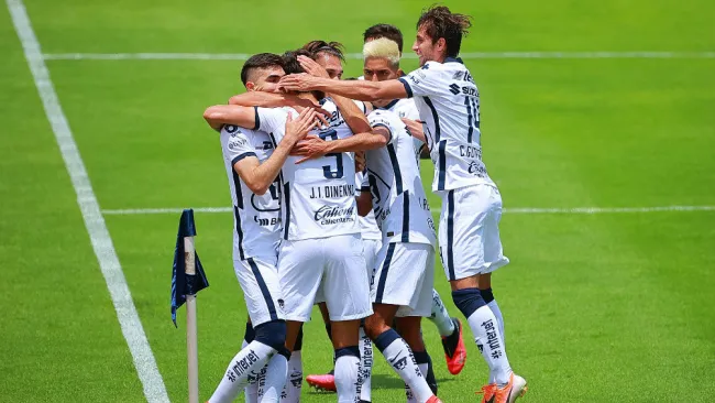 Pumas en festejo de gol