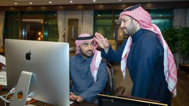 El Ministro de Deportes y el gerente ejecutivo de Mahd Sports Academy en una actividad