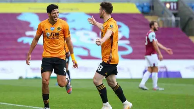 Jiménez en un juego con los Wolves