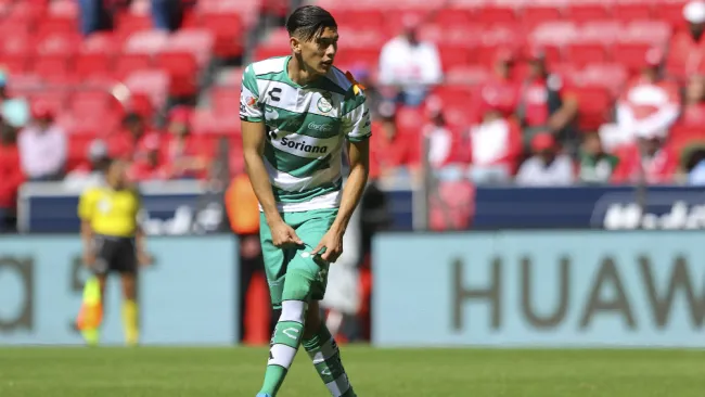 Arteaga en partido con Santos