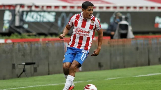 Jesús Sánchez en partido con Chivas