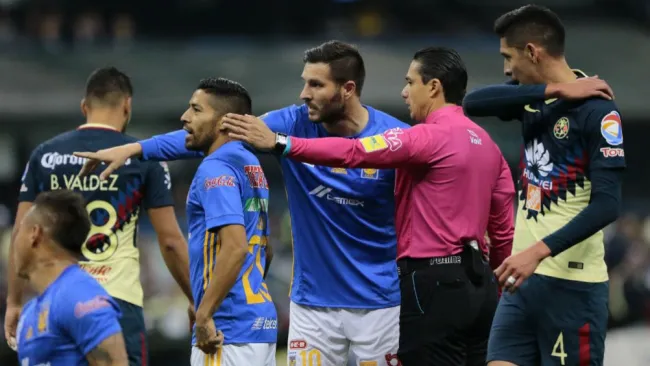 Óscar Macías Romo y Gignac en discusión