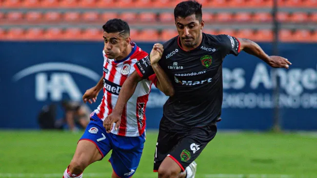 Pelea por el esférico en el Atlético de San Luis vs Juárez