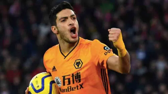 Raúl celebrando un gol con los Wolves 