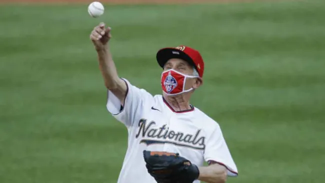 El Dr. Anthony Fauci realizando el lanzamiento 