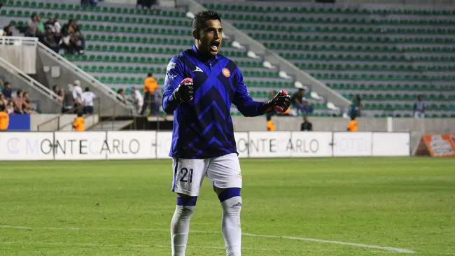 Gansito Hernández festeja en un partido con Correcaminos 