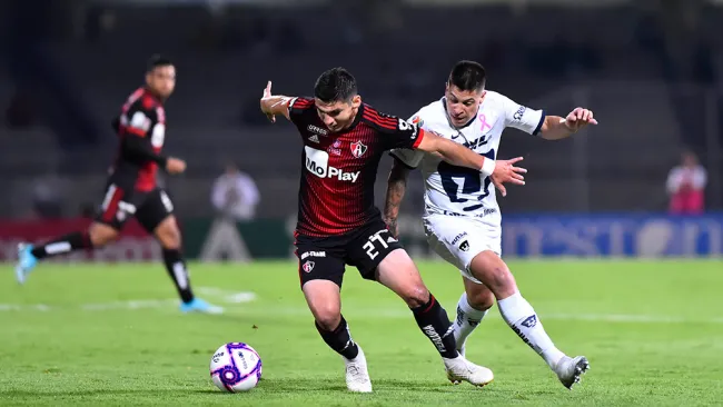 Iturbe y Angulo pelean el esférico