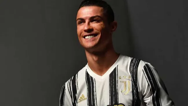 Cristiano posa con la nueva indumentaria de los Bianconeris 
