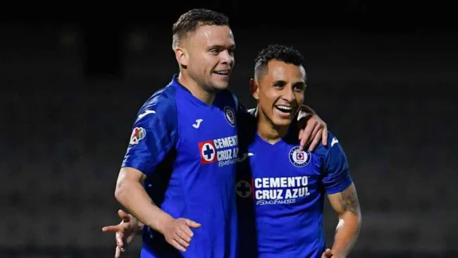 Cabecita Rodriguez y Yoshimar Yotún celebran un gol