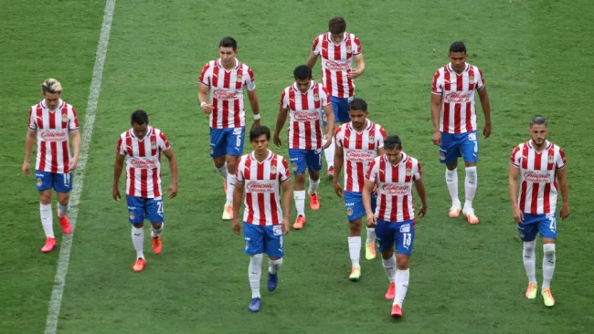 Jugadores de Chivas salen del campo de juego