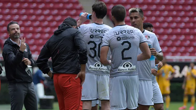 Rafa Puente da indicaciones a jugadores del Atlas