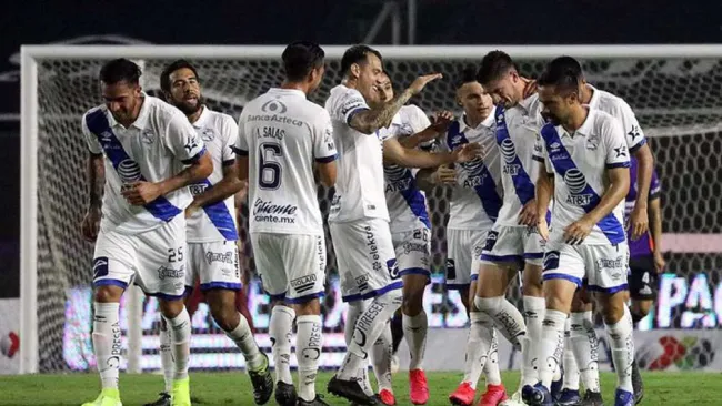 Jugadores de Puebla festejan un gol vs Mazatlán