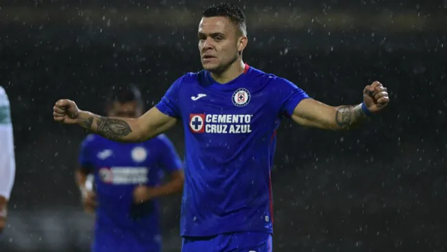 Cabecita Rodríguez en celebración de gol con Cruz Azul