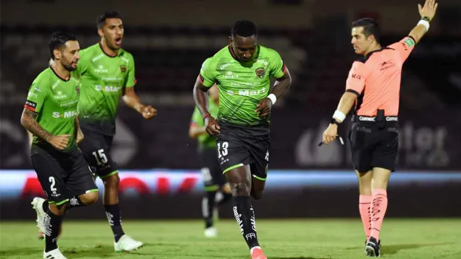 Eryc Castillo celebra su anotación con Bravos