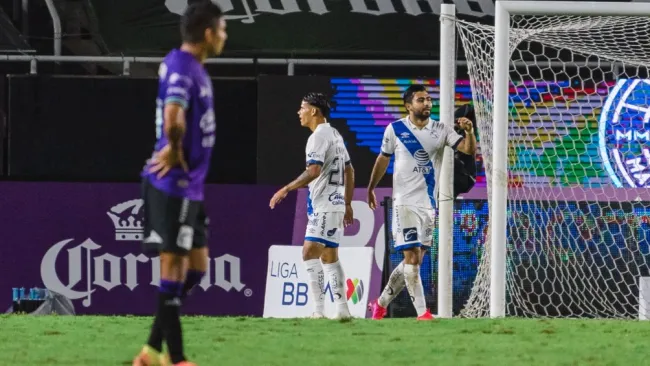 Amaury Escoto celebra un gol con Puebla