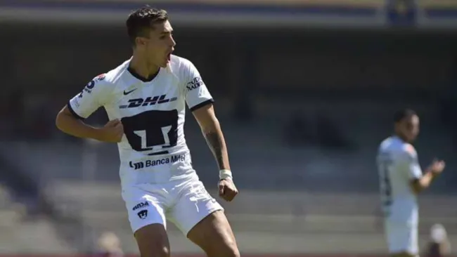 Juan Dinenno celebra un gol con los felinos 