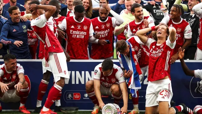 Momento en el que Aubameyang tiró el trofeo