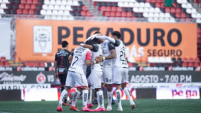 Jugadores del Atlas celebran un gol