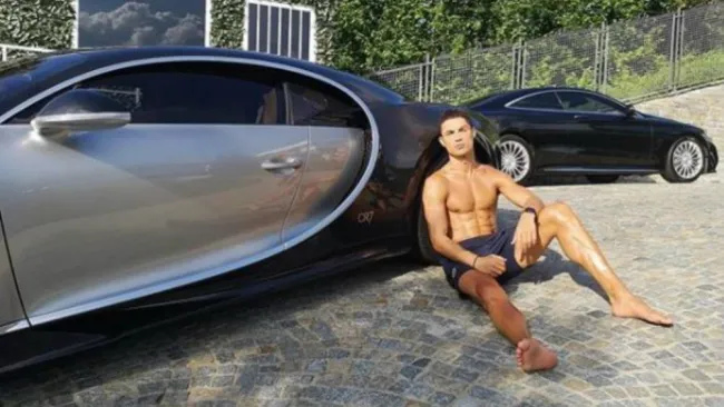Cristiano Ronaldo con su nuevo automovil