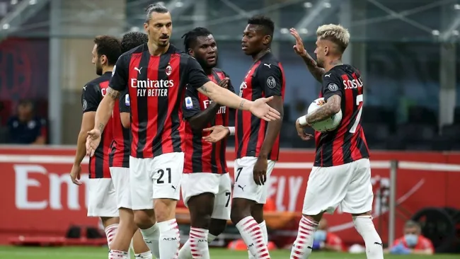 Jugadores del Milan celebran gol ante Cagliari