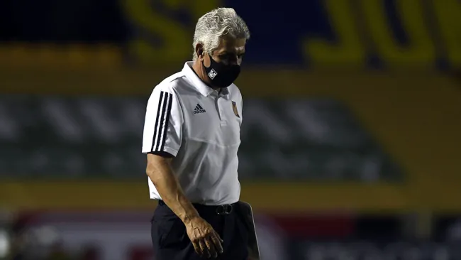 Tuca Ferretti en el partido contra Pachuca